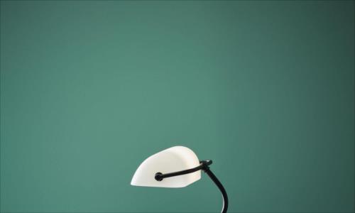 Lampa biurkowa: nowoczesna czy klasyczna?