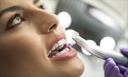 Profesjonalna higienizacja – niezbędny element dbania o zęby
